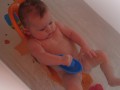 Elya dans son bain avec son bateau bleu - 002 * 1024 x 768 * (55KB)